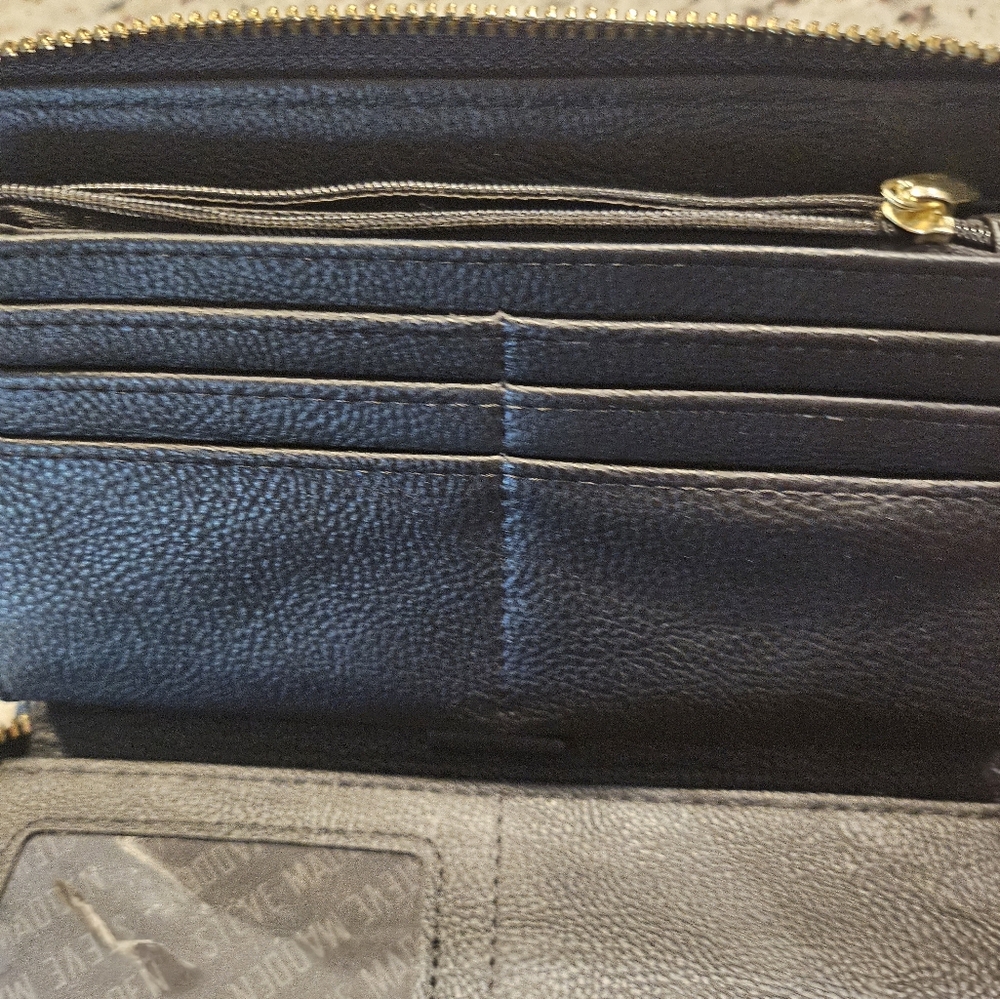 Large Steve Madden Black Wallet with Gold Bar Good Conditions - Picture 2 of 2